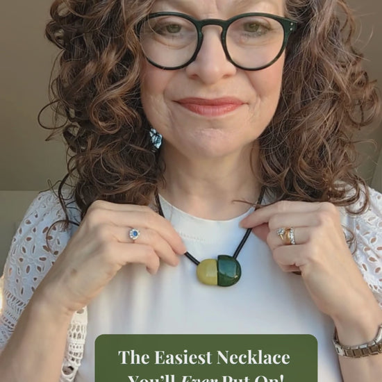 Video showing how the Kiss necklace fastens with a magnetic closure